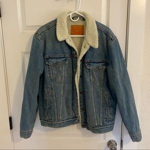 NWOT Classic Levi’s Sherpa-lined trucker jacket Mens M